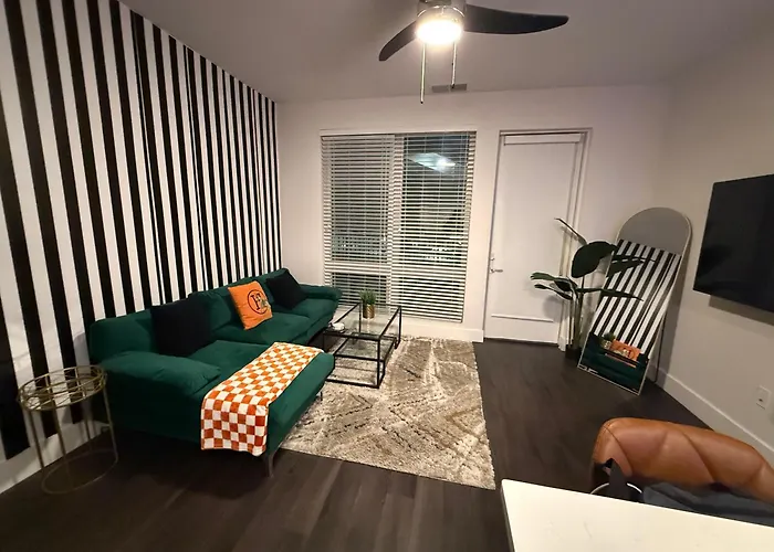 Central Located Modern West Midtown Suite