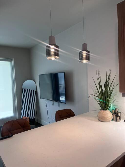 Located Modern West Midtown Apartment *