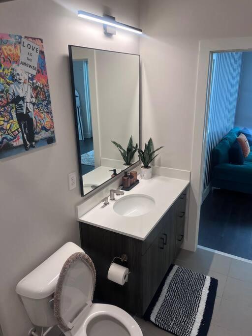 Located Modern West Midtown Apartment *